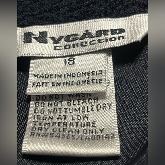 NYGARD WOMANS MIDI A LINE NAVY SKIRT, SIZE 18 NWT. - Picture 6 of 8
